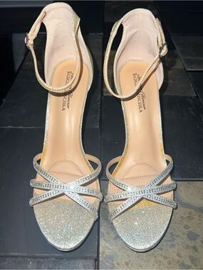 Badgley Mischka Gold Glitter Ankle-Strap Sandals Marked 10 but FIT LIKE A 9
